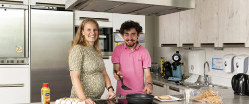 Jongvolwassen man begeleider vrouw keuken 14