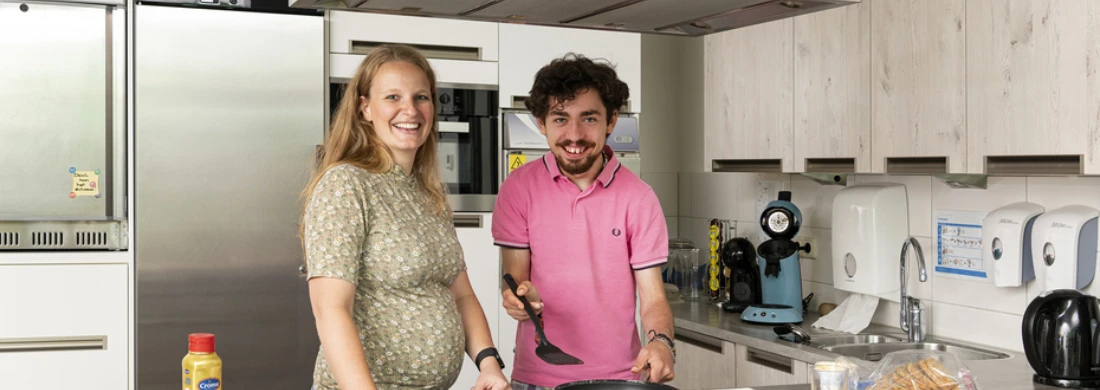 Jongvolwassen man begeleider vrouw keuken 14